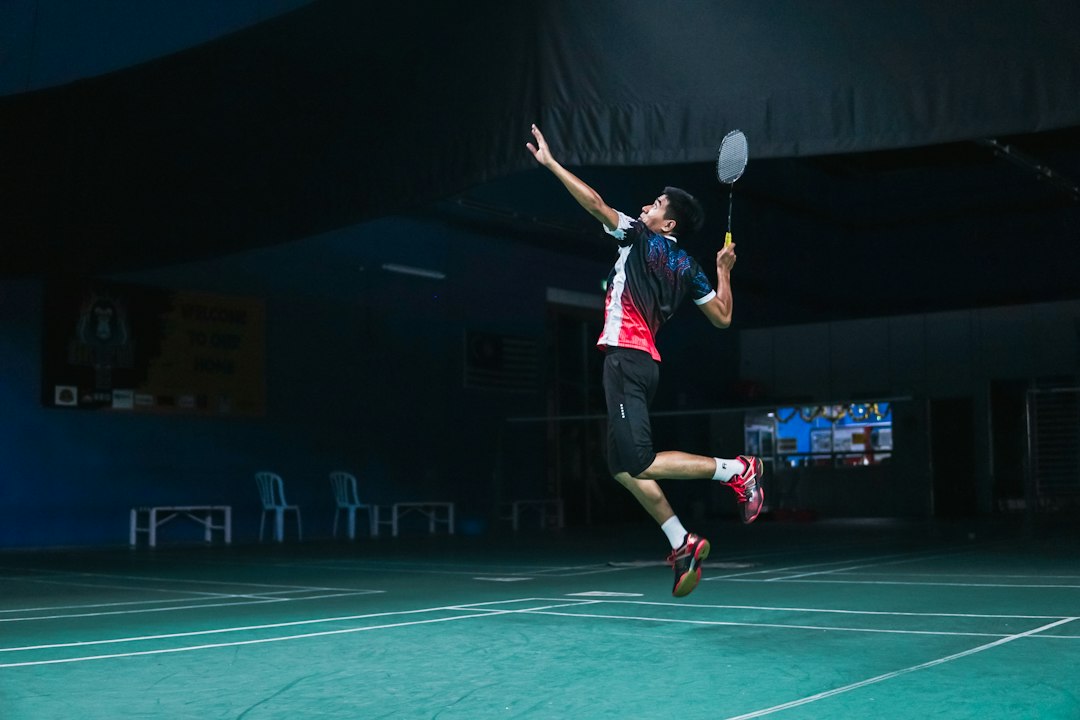 Joueur de badminton effectuant un smash