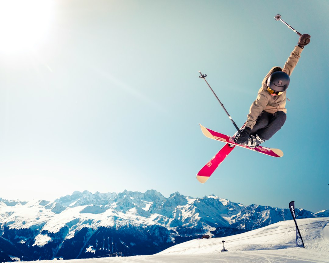 Skieur ou planchiste en action en montagne